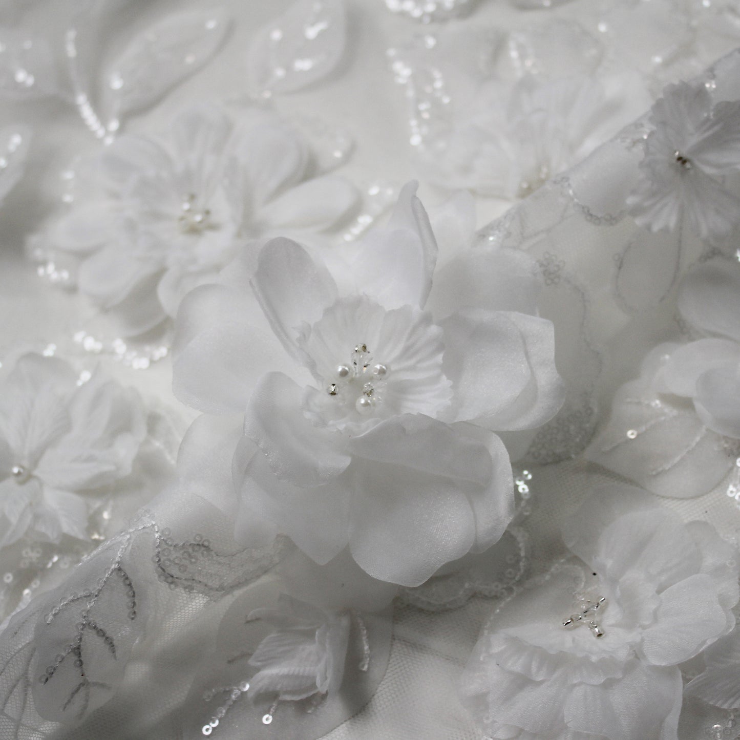 Tulle Ricamato con Fiori in Organza, Perline, Coralli e Paillettes