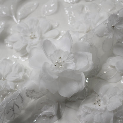 Tulle Ricamato con Fiori in Organza, Perline, Coralli e Paillettes