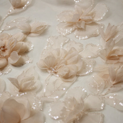 Tulle Ricamato con Fiori in Organza, Perline, Coralli e Paillettes