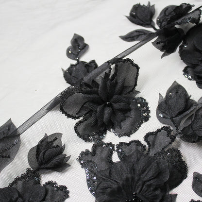 Tulle Ricamato con Fiori in Organza, Perline, Coralli e Paillettes