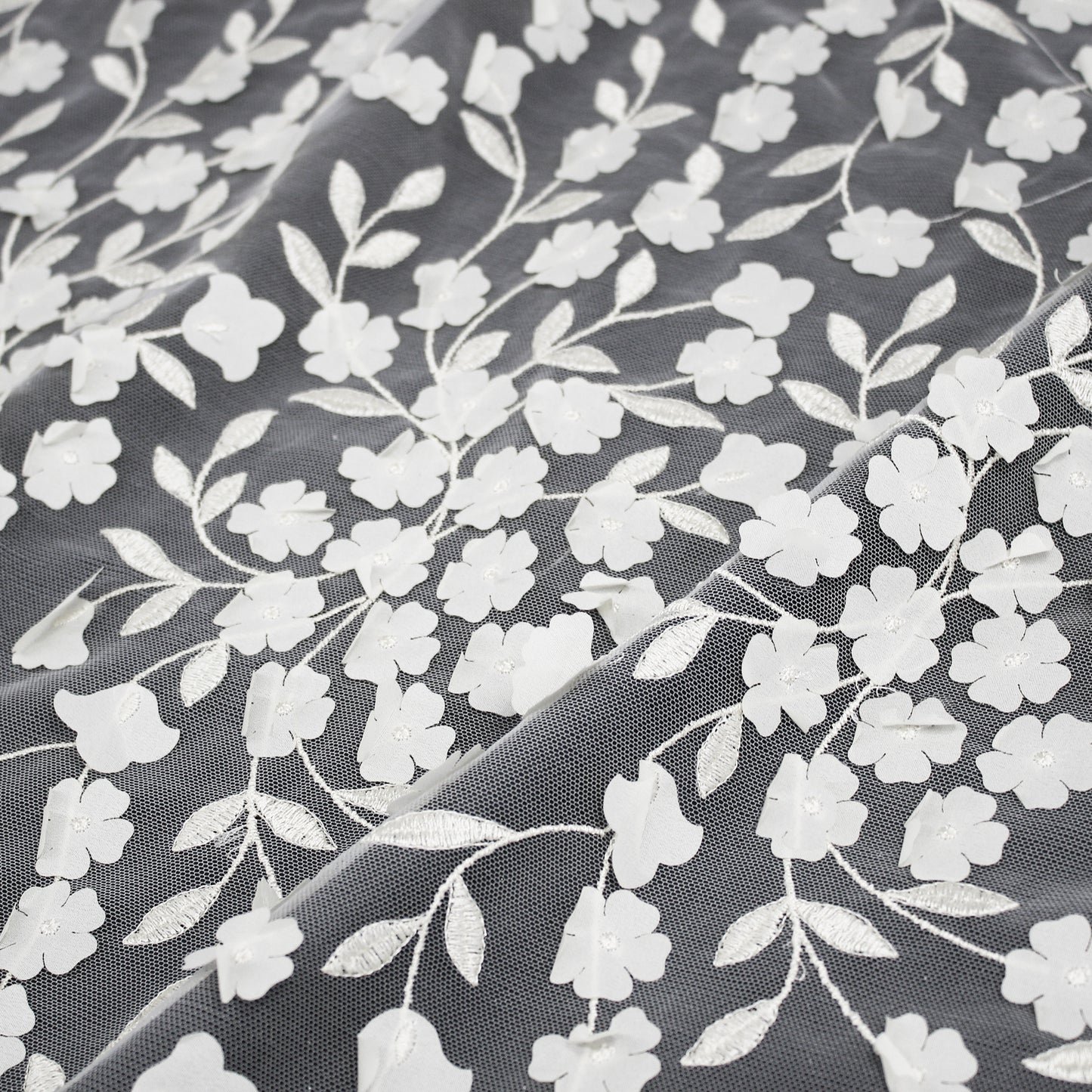 Tulle Ricamato con Fiori a Rilievo e Foglie Ricamate