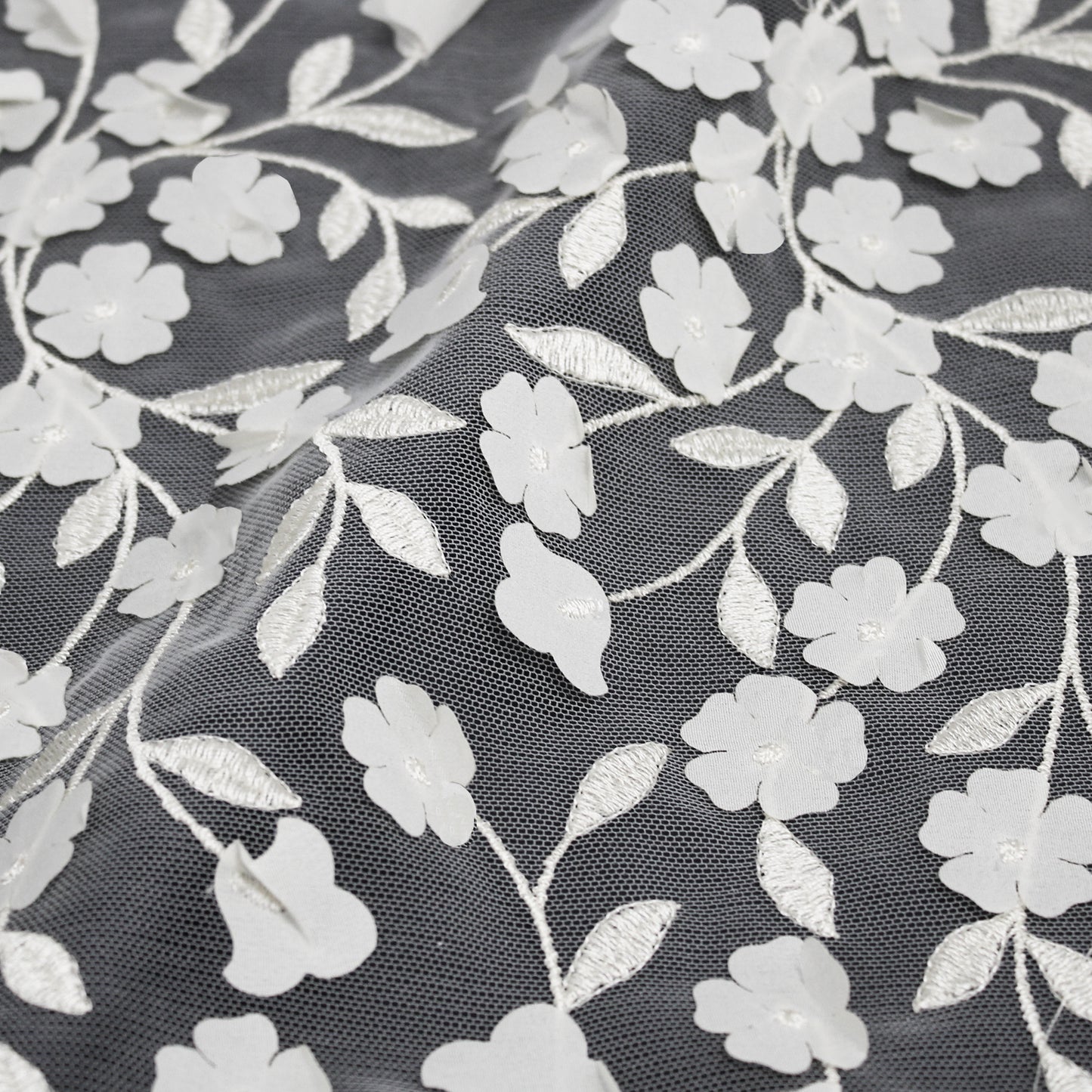 Tulle Ricamato con Fiori a Rilievo e Foglie Ricamate
