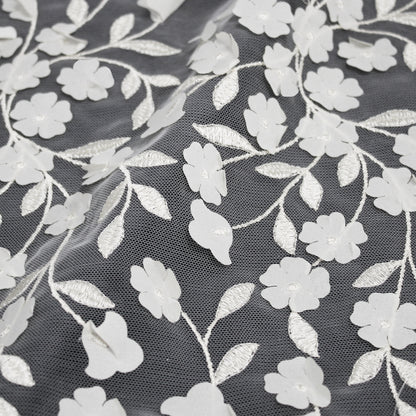 Tulle Ricamato con Fiori a Rilievo e Foglie Ricamate