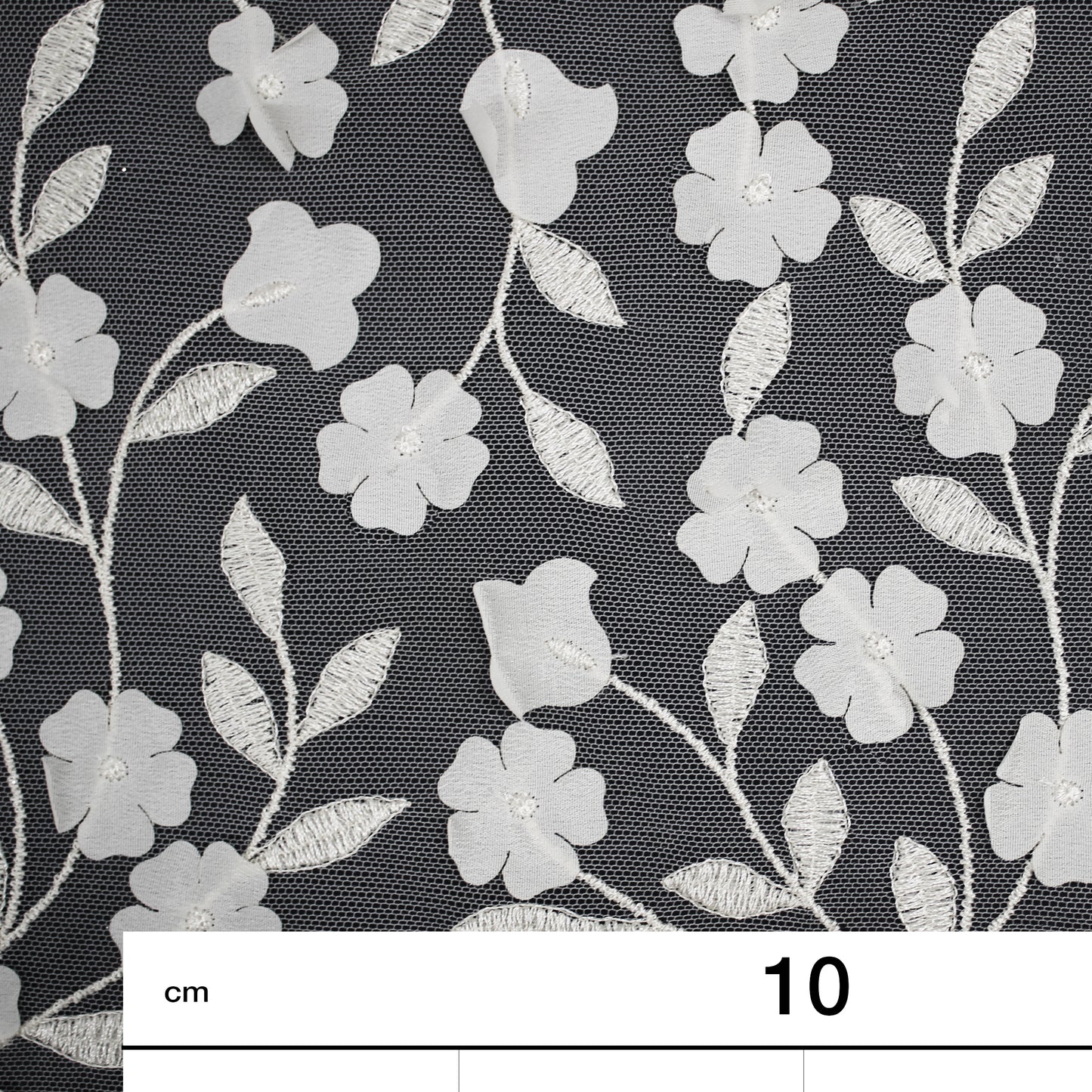 Tulle Ricamato con Fiori a Rilievo e Foglie Ricamate