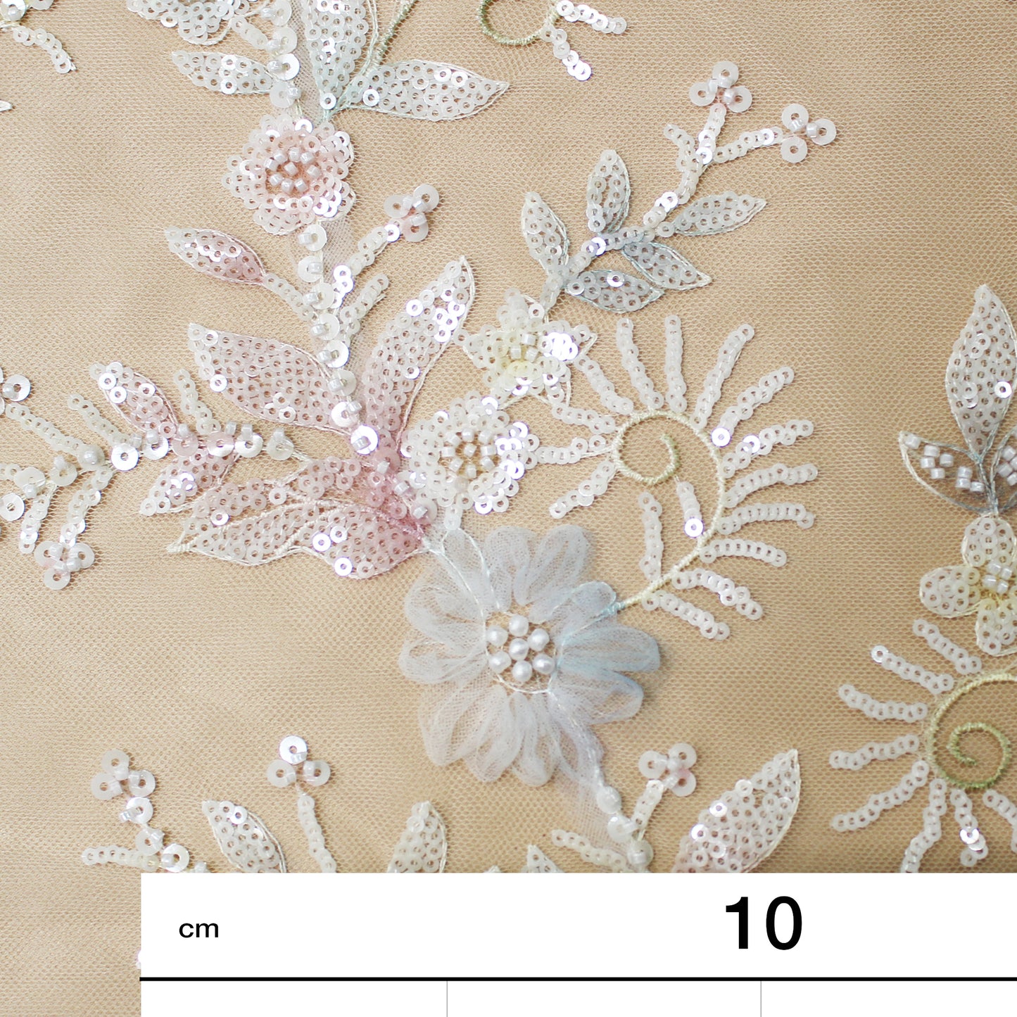 Tulle Ricamato con Fiori in Tulle Sfumato, Foglie, Paillettes e Coralli