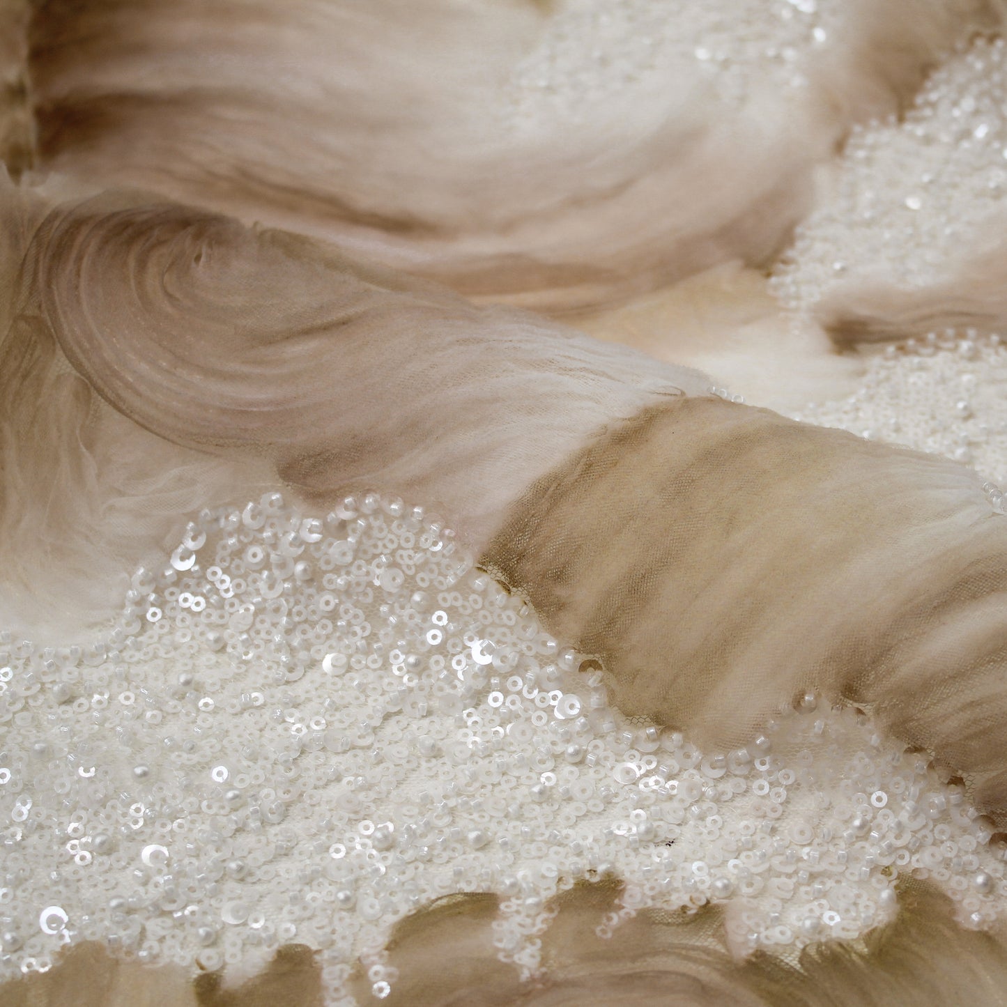 Tulle Ricamato con Motivo ad Onde, Tulle, Paillettes e Coralli