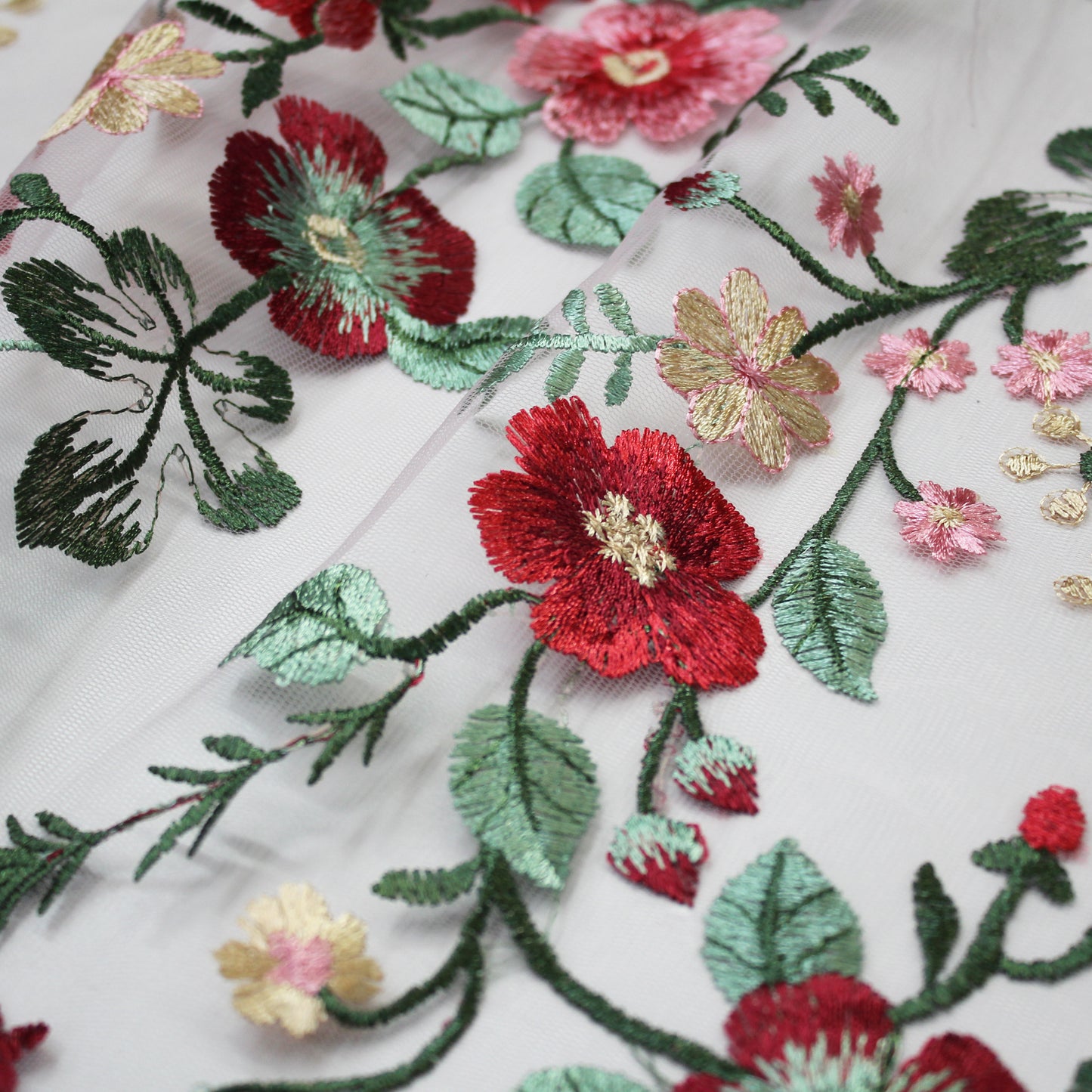Tulle Ricamato Ortensia con Fiori Rossi e Rosa