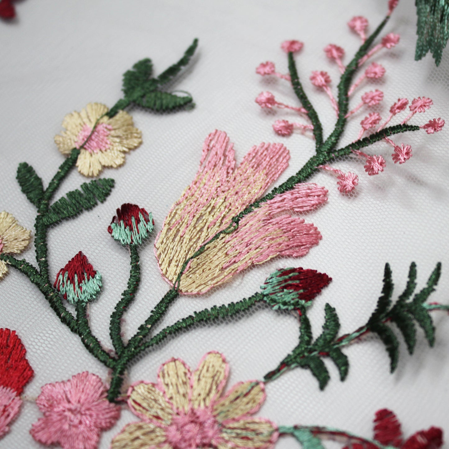 Tulle Ricamato Ortensia con Fiori Rossi e Rosa