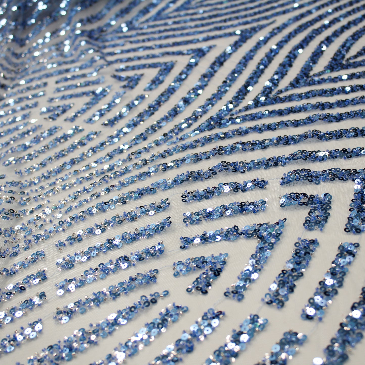 Tulle Ricamato Paillettes e Coralli con Effetto Arabesco