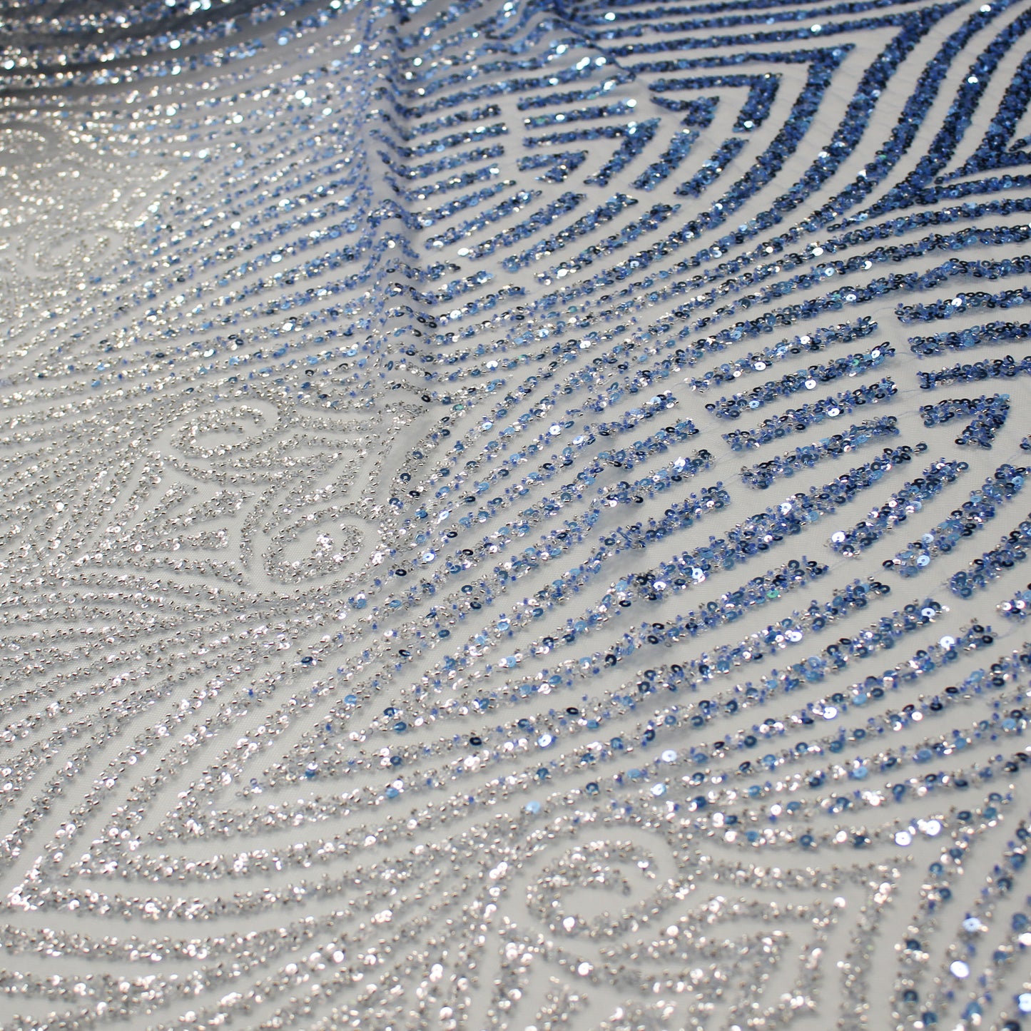 Tulle Ricamato Paillettes e Coralli con Effetto Arabesco