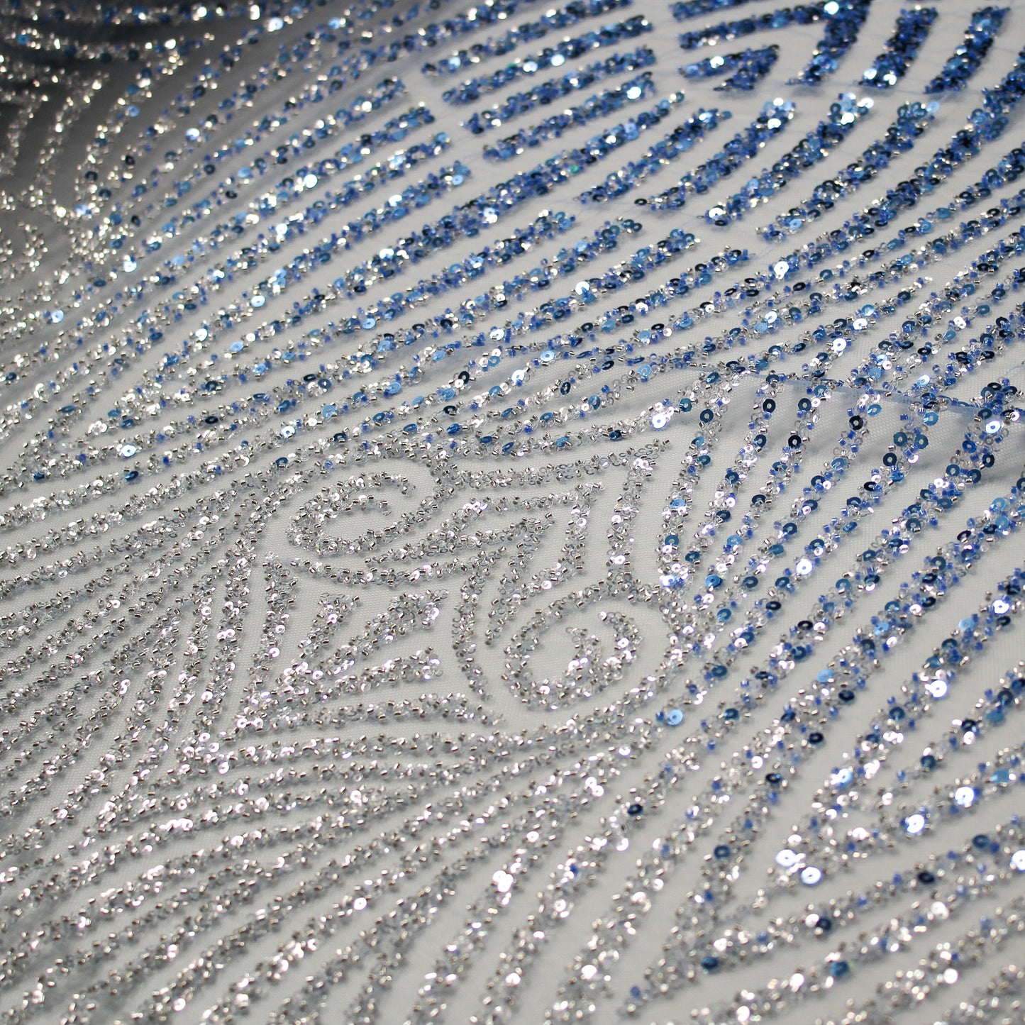 Tulle Ricamato Paillettes e Coralli con Effetto Arabesco