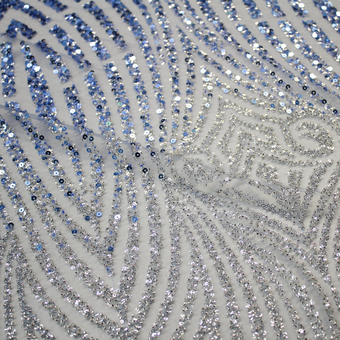 Tulle Ricamato Paillettes e Coralli con Effetto Arabesco