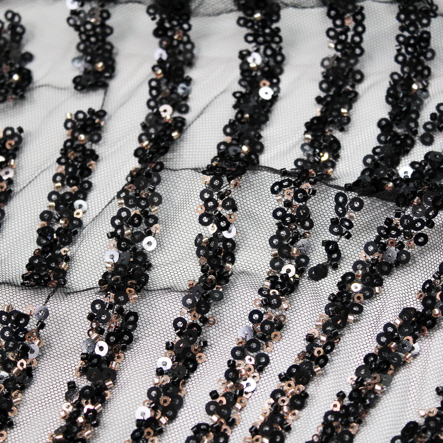 Tulle Ricamato Paillettes e Coralli con Effetto Arabesco