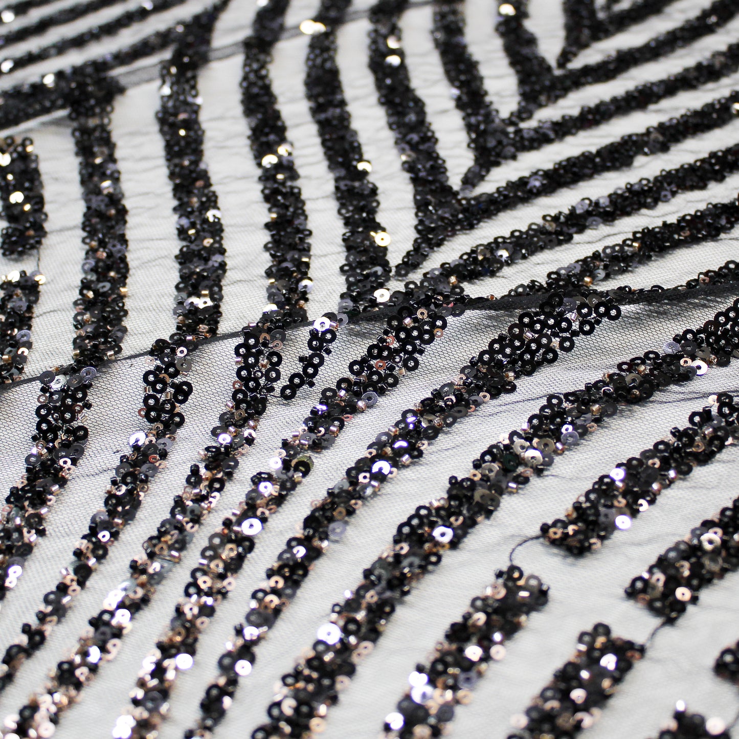 Tulle Ricamato Paillettes e Coralli con Effetto Arabesco