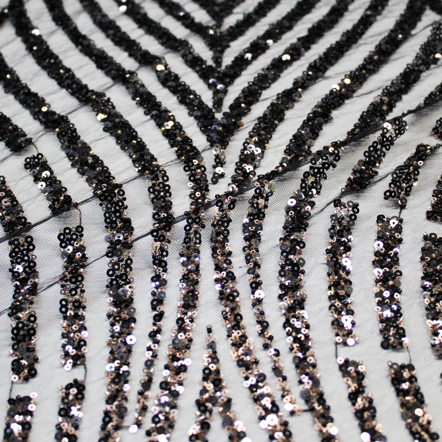 Tulle Ricamato Paillettes e Coralli con Effetto Arabesco