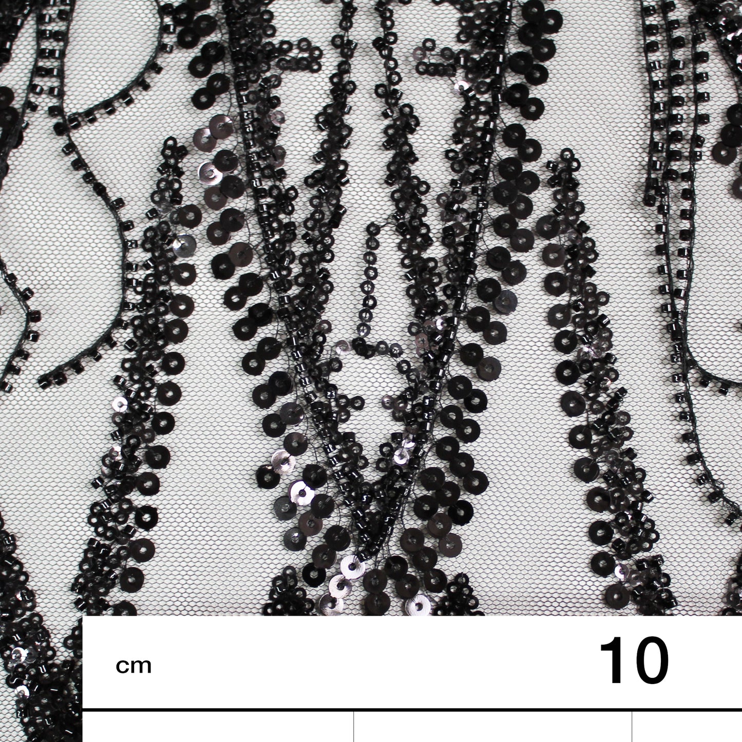 Tulle Ricamato con Paillettes e Frange di Coralli