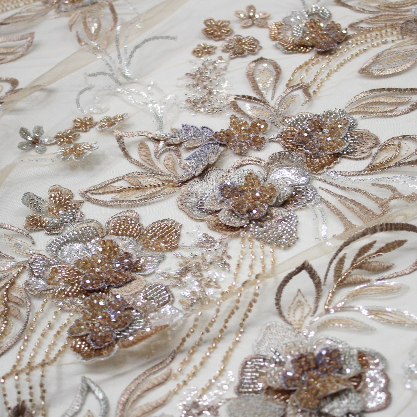 Tulle Ricamato con Petali di Fiori 3D, Paillettes, Perline e Coralli