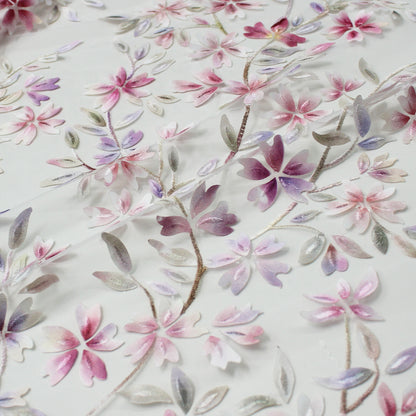 Tulle Ricamato con Rami e Petali di Fiori in Organza Stampata