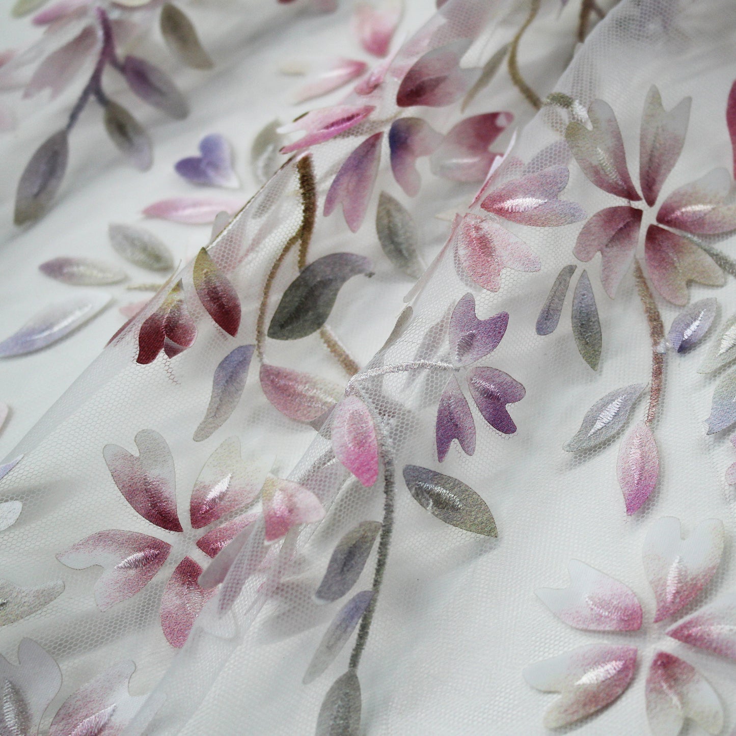 Tulle Ricamato con Rami e Petali di Fiori in Organza Stampata