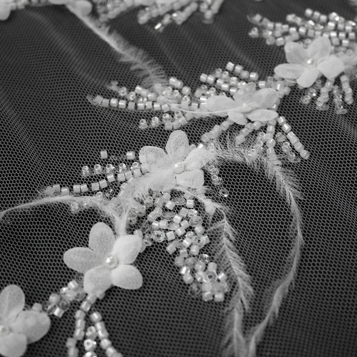 Tulle Alta Moda | Tulle Ricamato Sposa 3D con Perline, Corallini, Paillettes, Piume Sottili e Fiori Piccoli | TRW4132