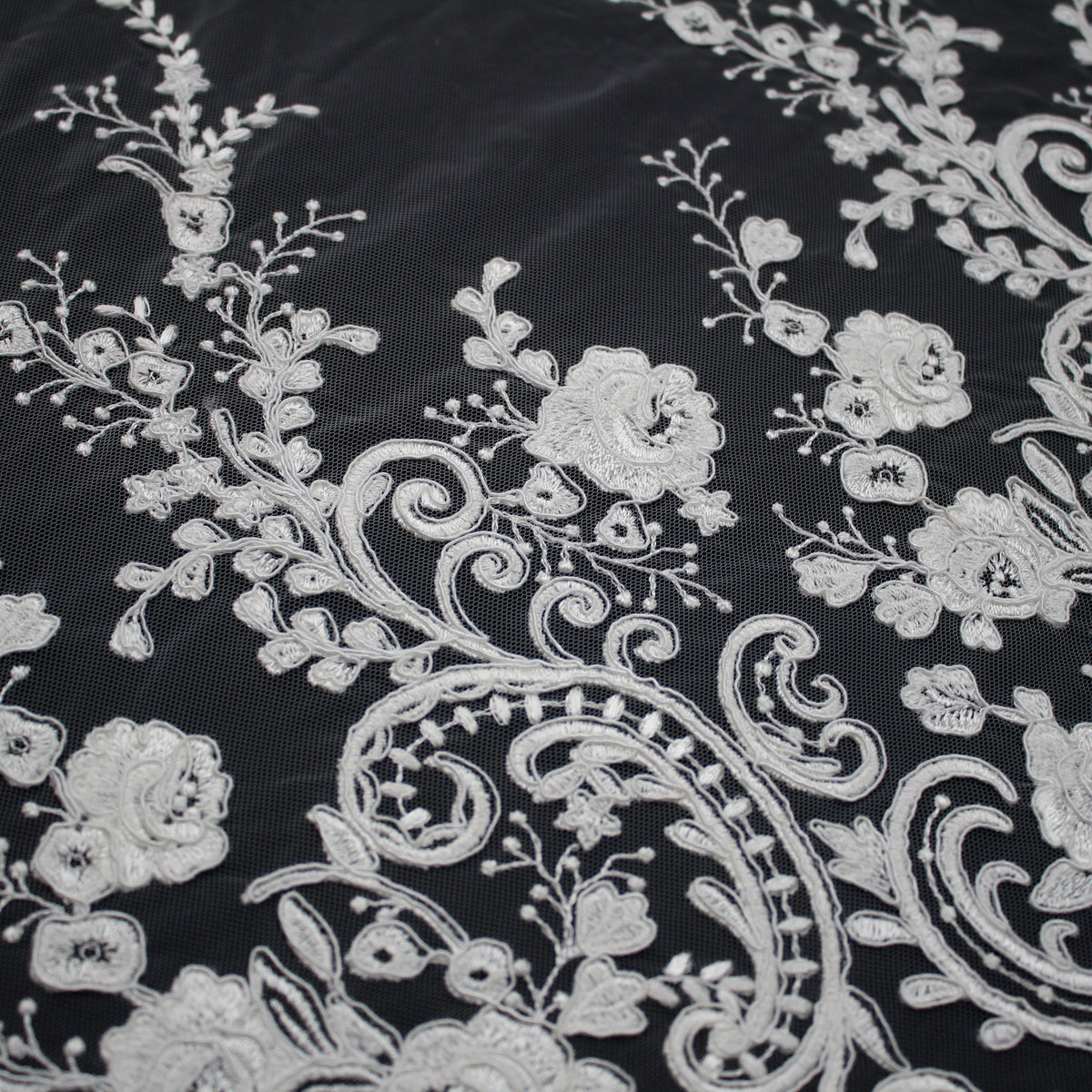 Tulle Alta Moda | Tulle Ricamato Sposa a Filo e Rebrodato con Ramage Floreale e Motivo Paisley | TRW3728