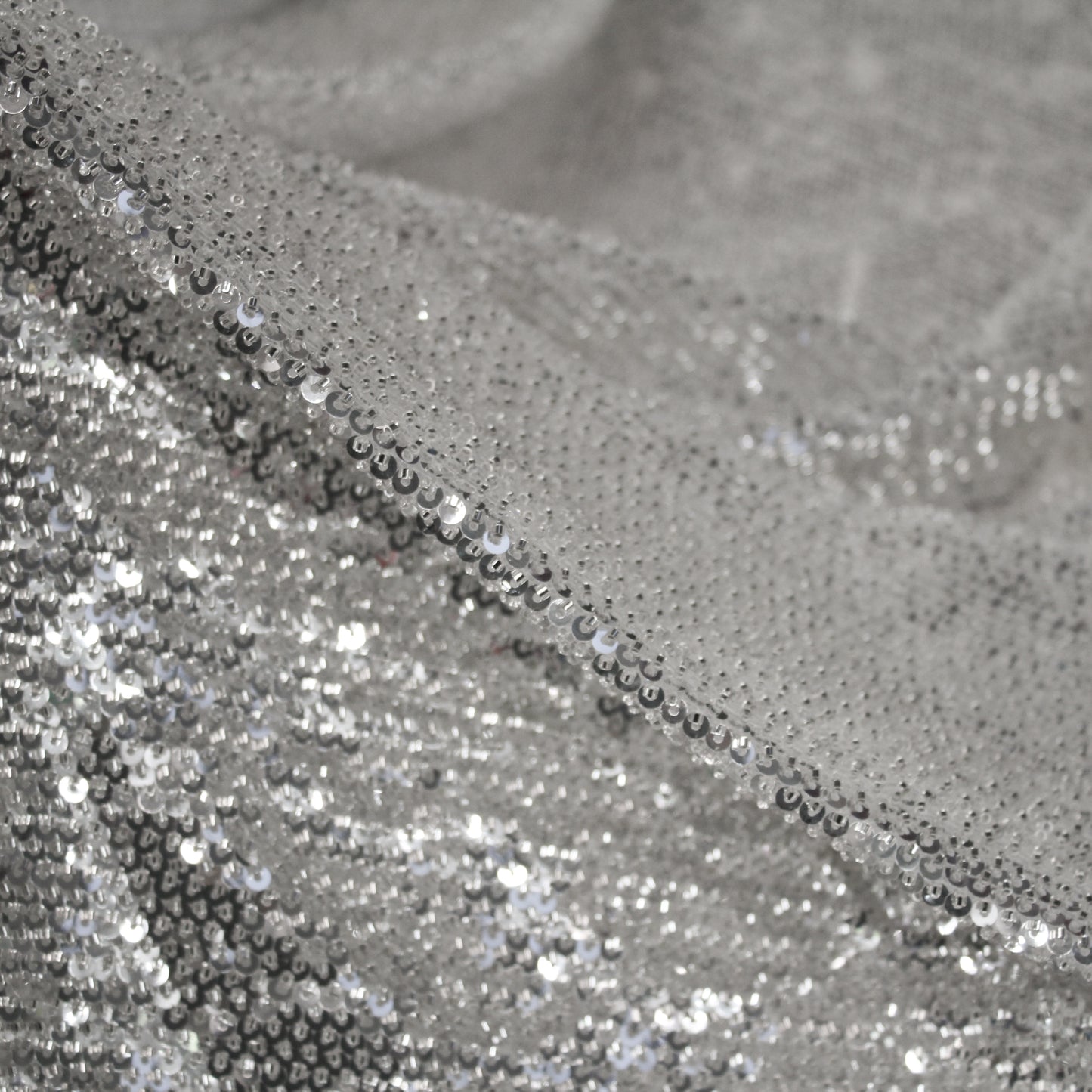 Tulle Tinta Unita Ricamato con Paillettes e Coralli a Campo Pieno