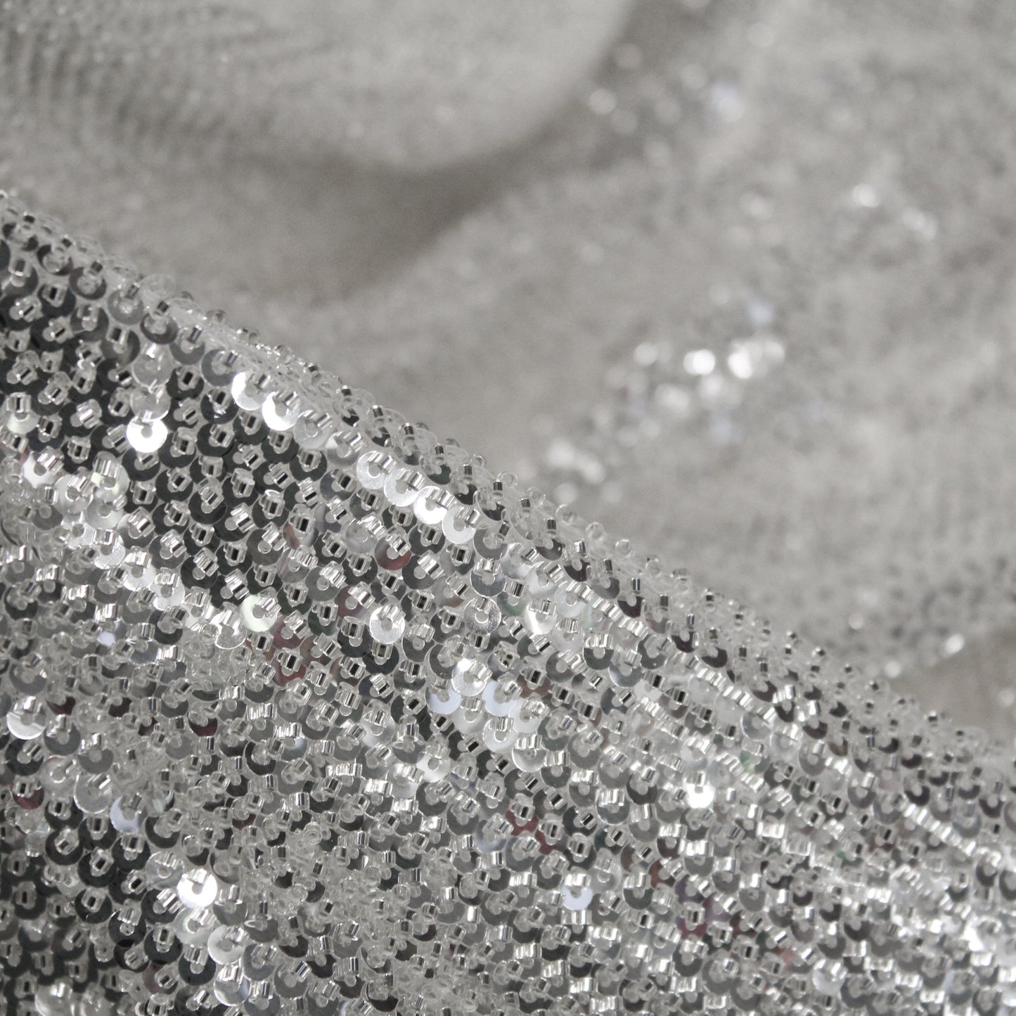 Tulle Tinta Unita Ricamato con Paillettes e Coralli a Campo Pieno