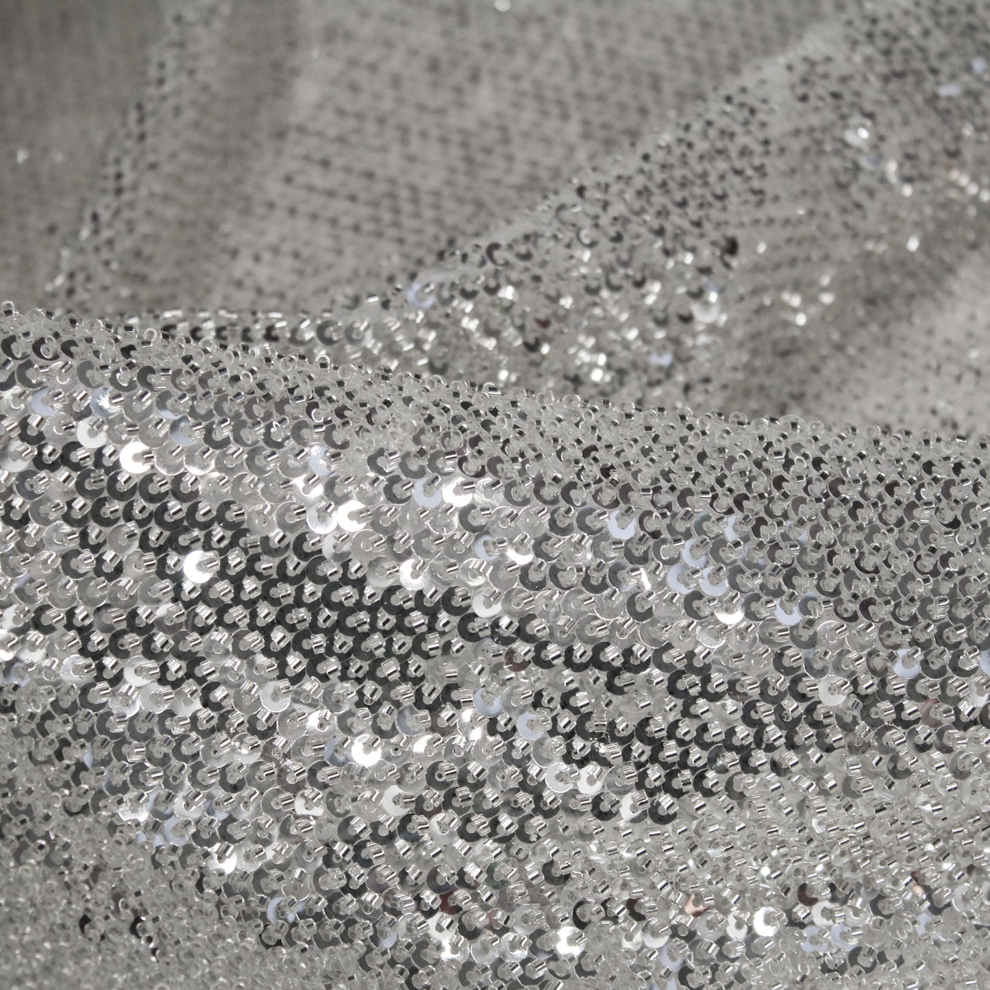 Tulle Tinta Unita Ricamato con Paillettes e Coralli a Campo Pieno